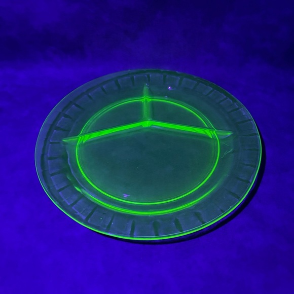 Hocking Green Cameo 10 1/2"  Dinner Plate One Uranium Glass Glowing - Picture 1 of 7